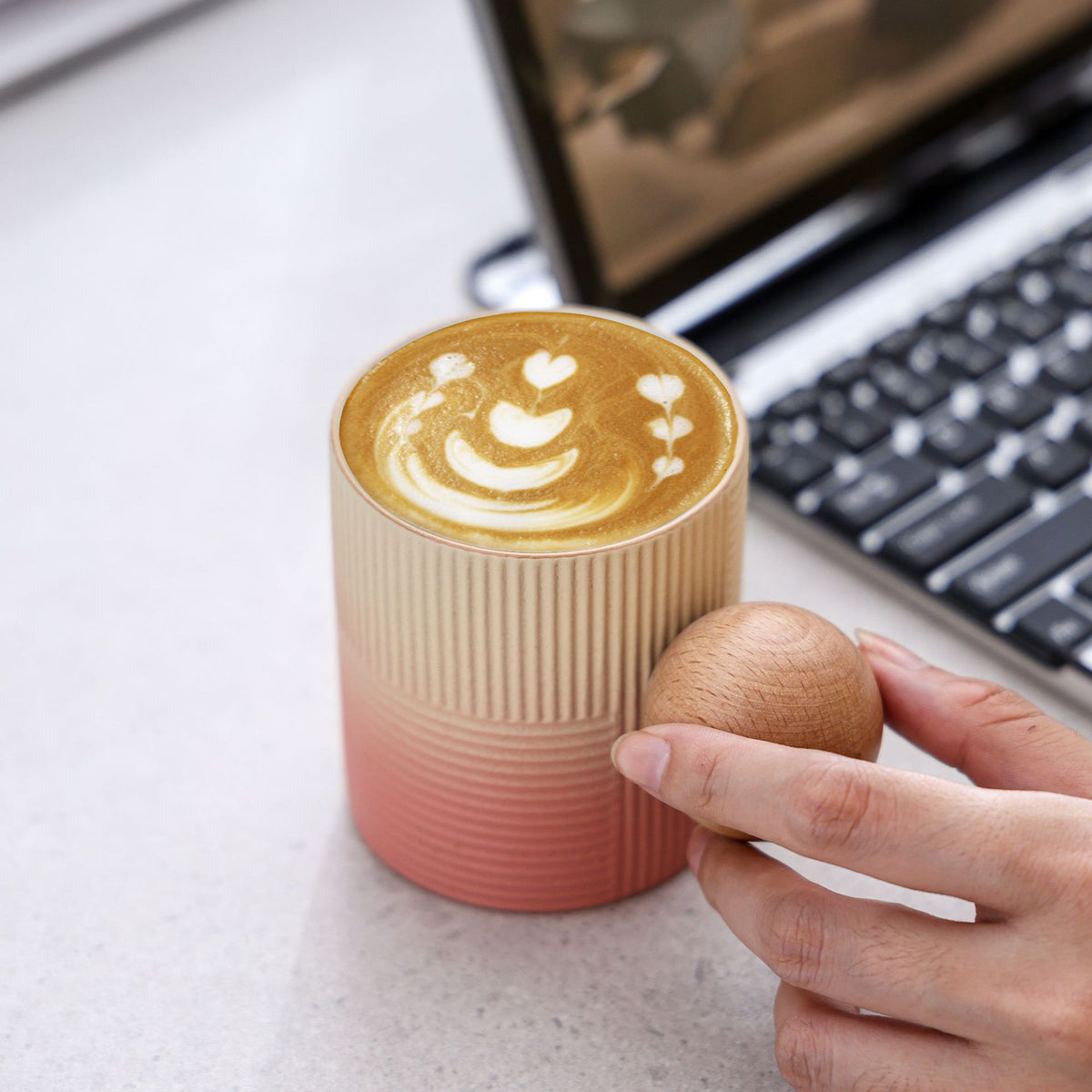 Ceramic Mug with a gradient-pattern wooden ball handle 200 ml/6.76 fl oz